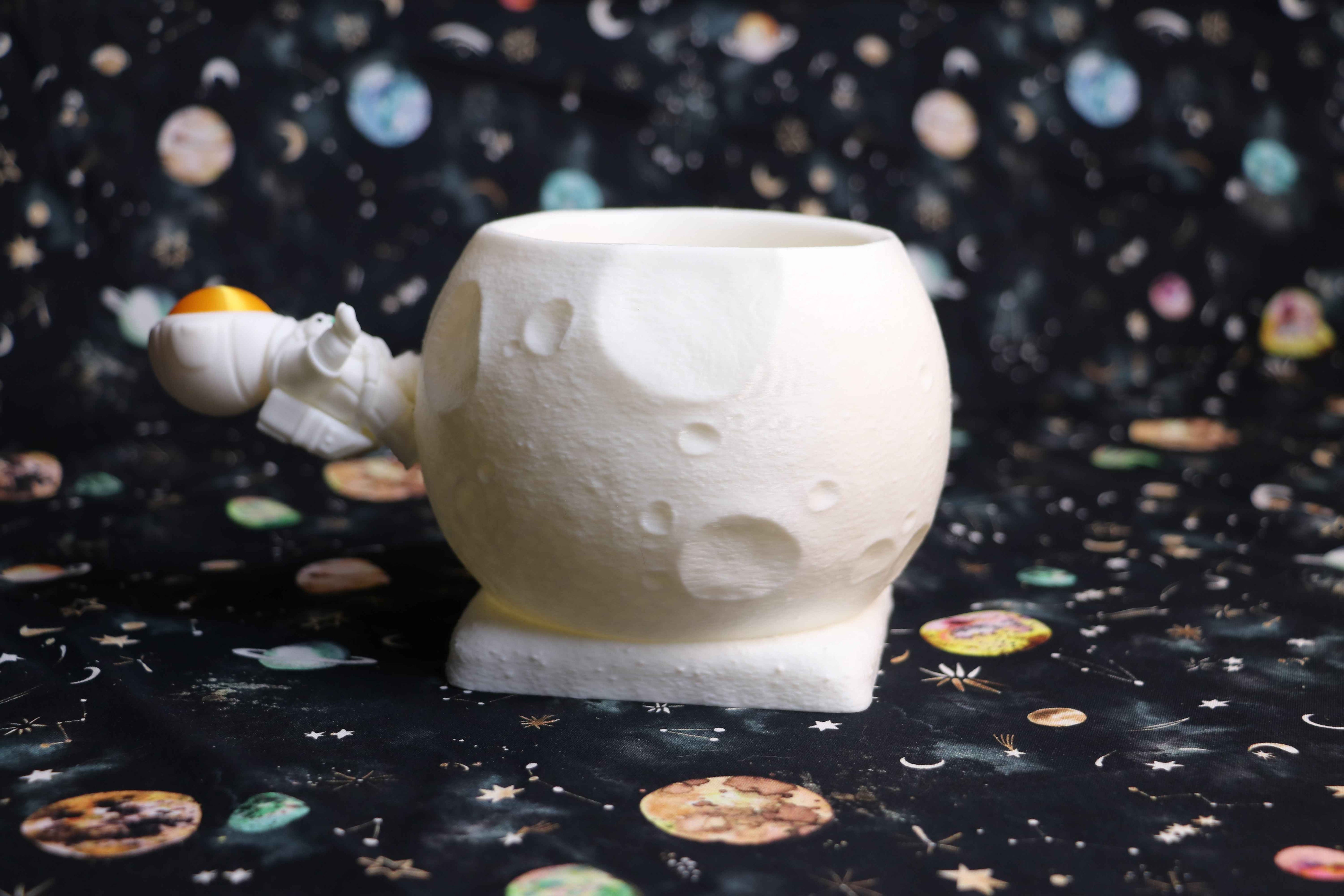 Astronaut mit Schale