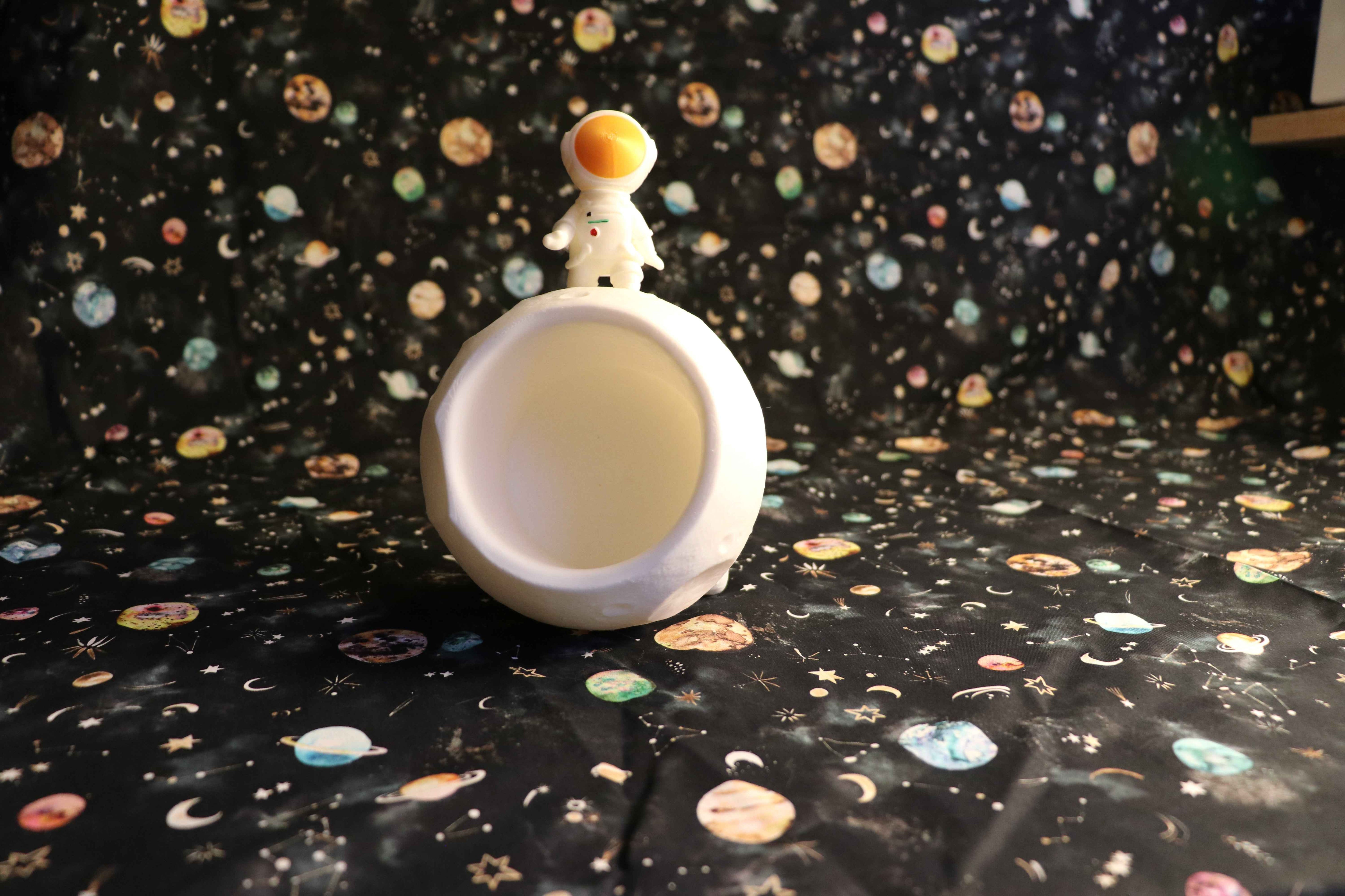 Astronaut mit Schale