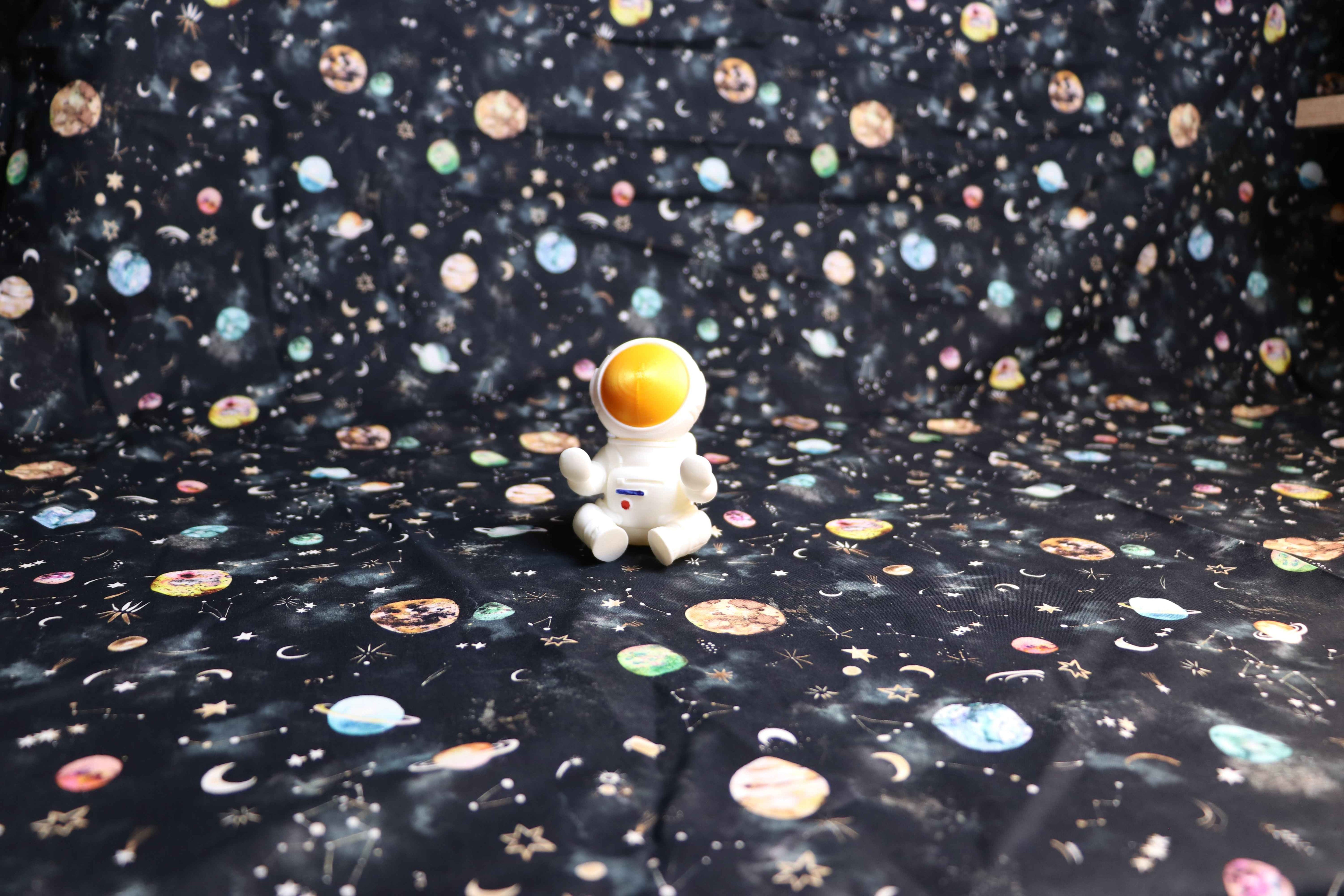 Astronaut als Brillenhalter