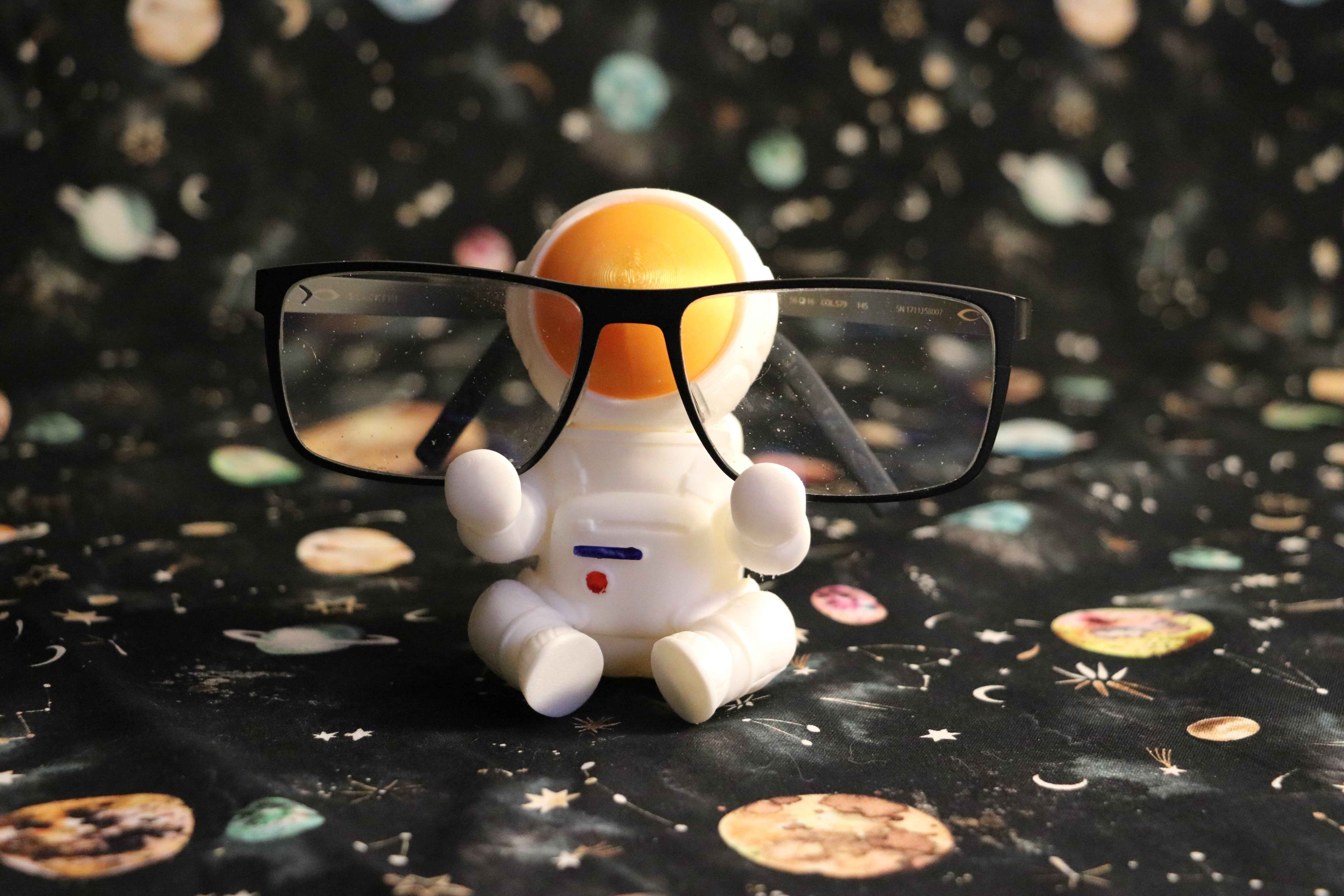 Astronaut als Brillenhalter