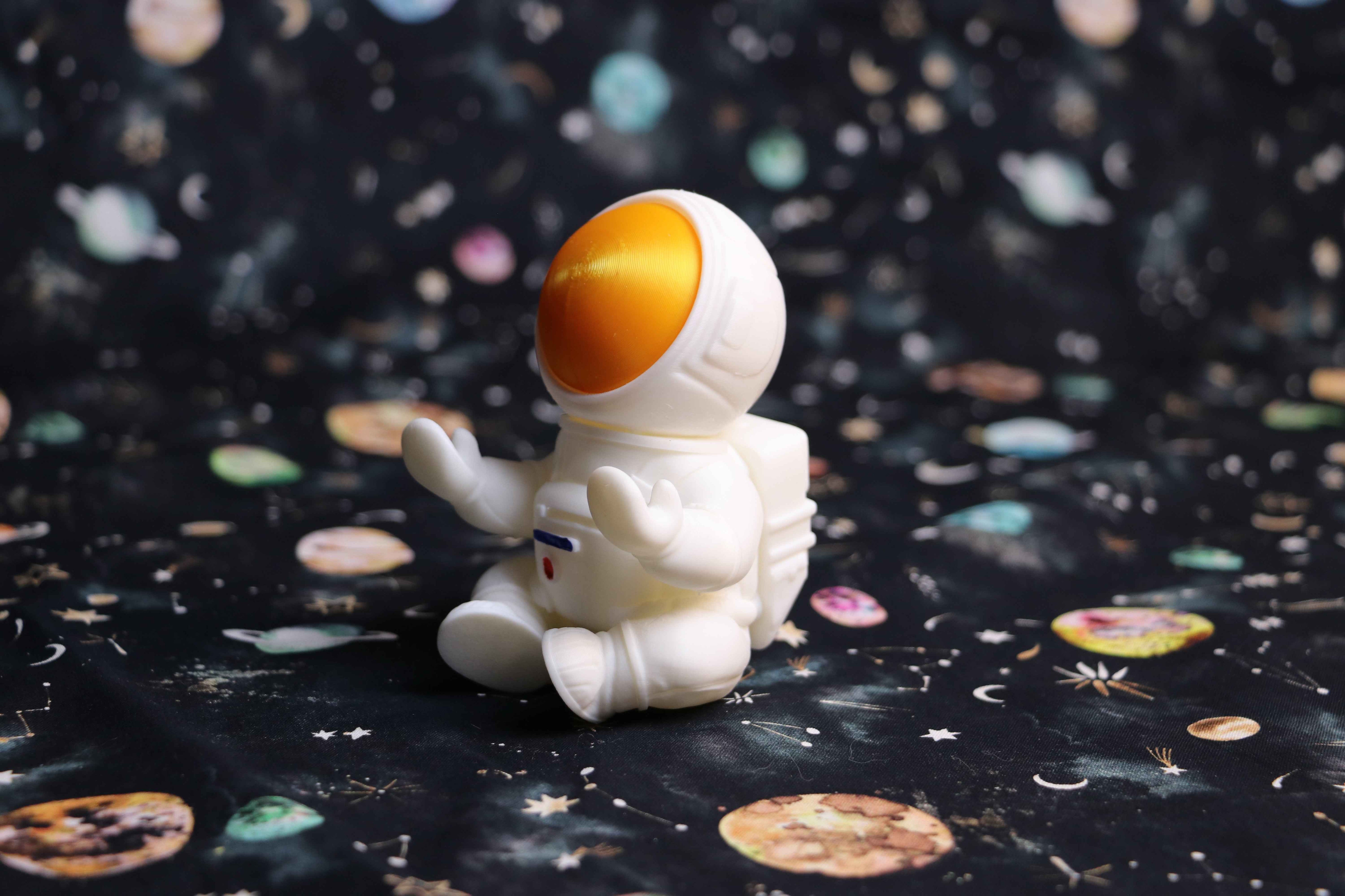 Astronaut als Brillenhalter