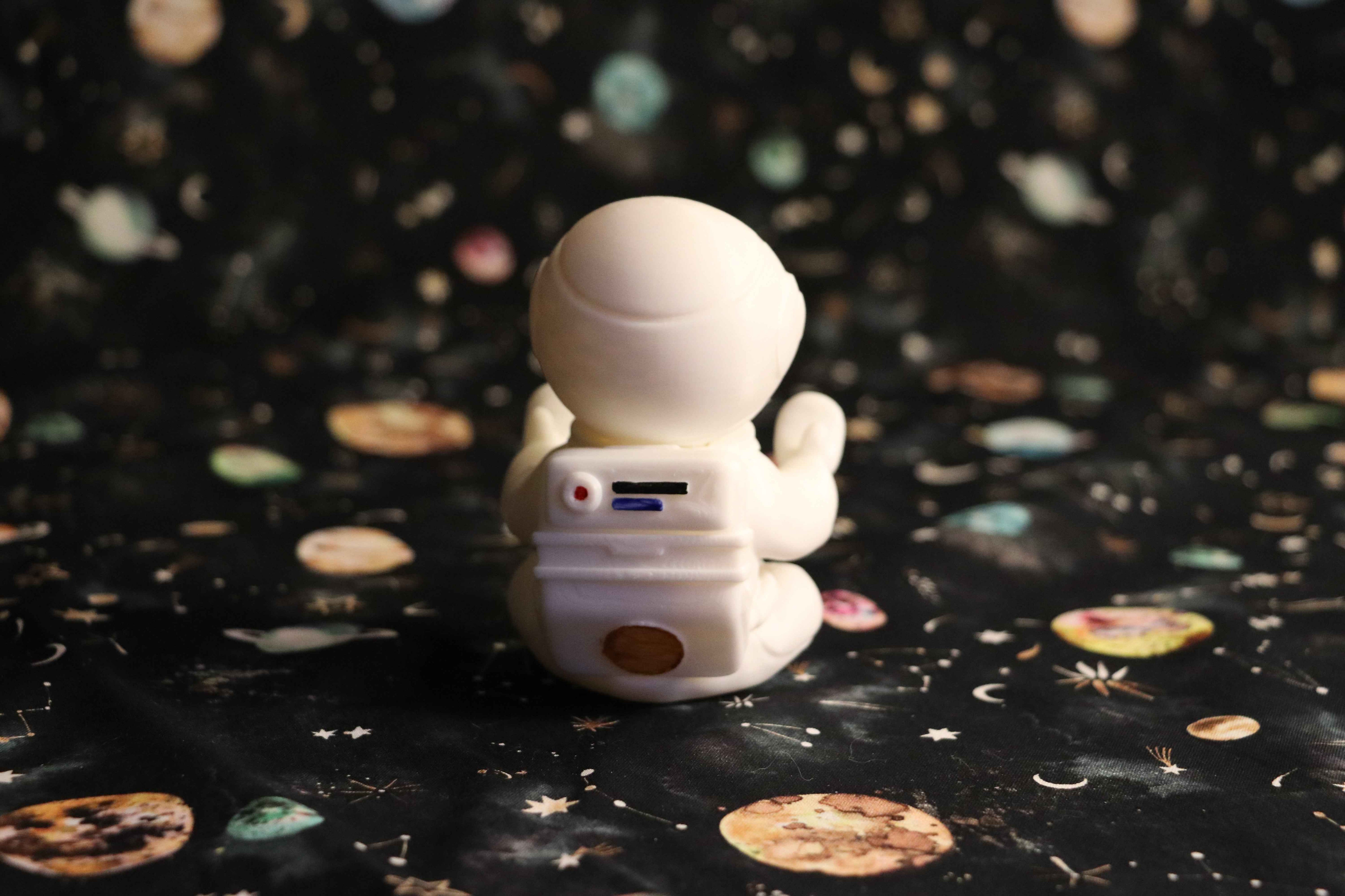 Astronaut als Brillenhalter