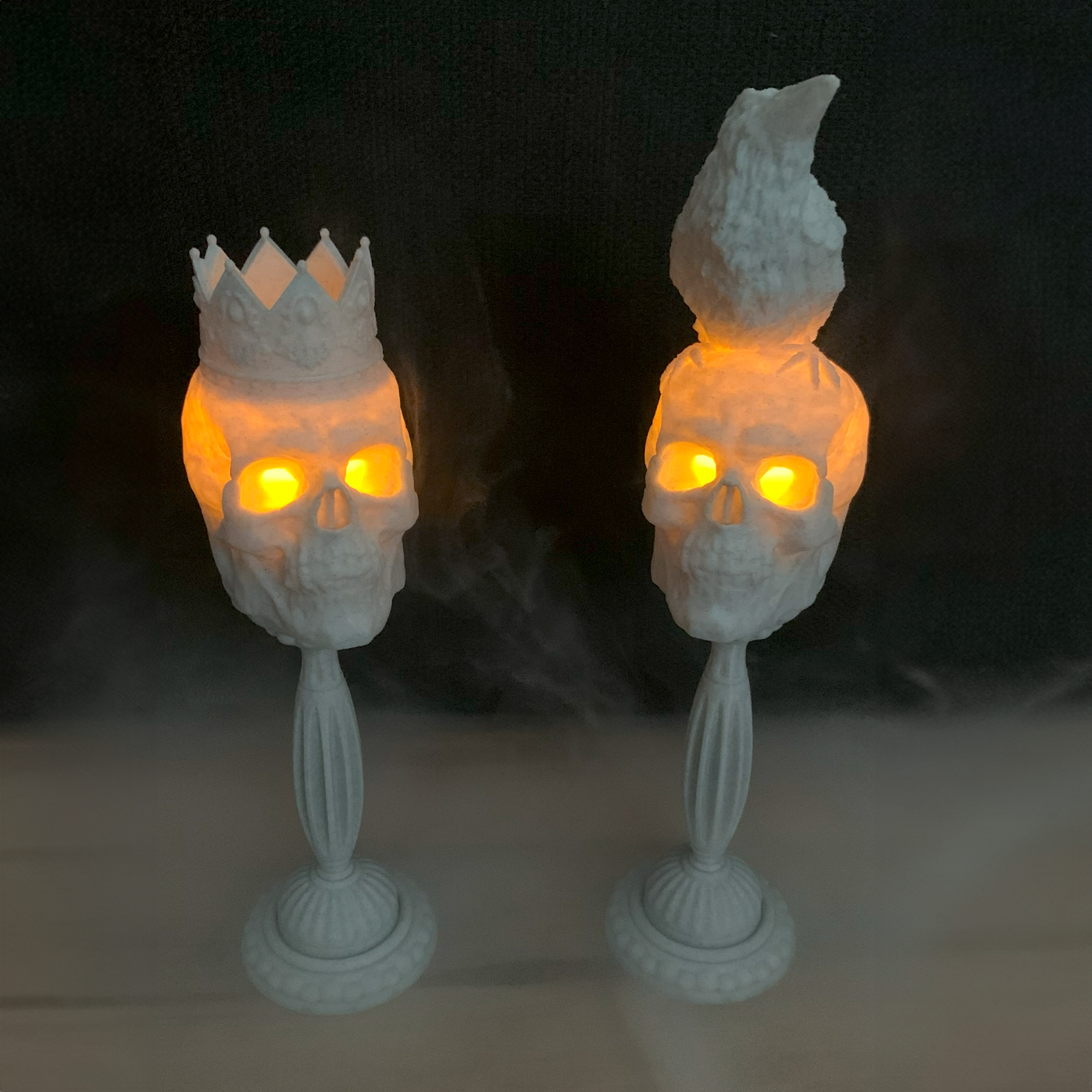 Dunkles Flammenlicht: Das Skelett-Kerzenhalter-Set für unheimliche Nächte