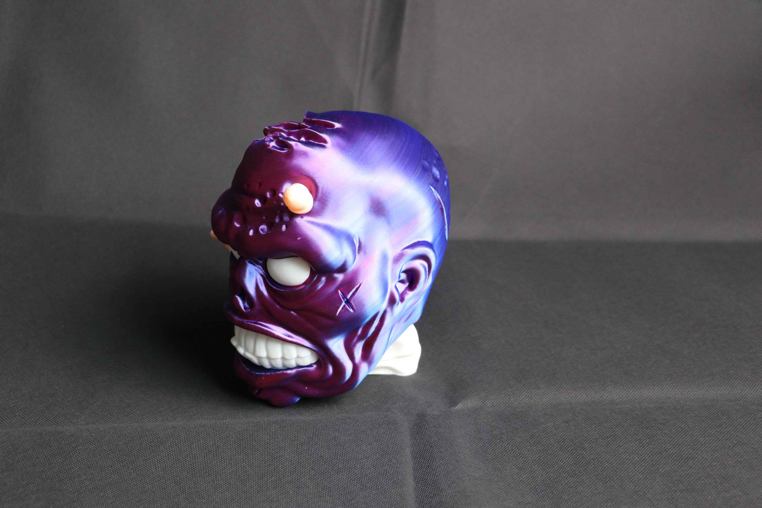 Zombiekopf als Kopfhörerhalter