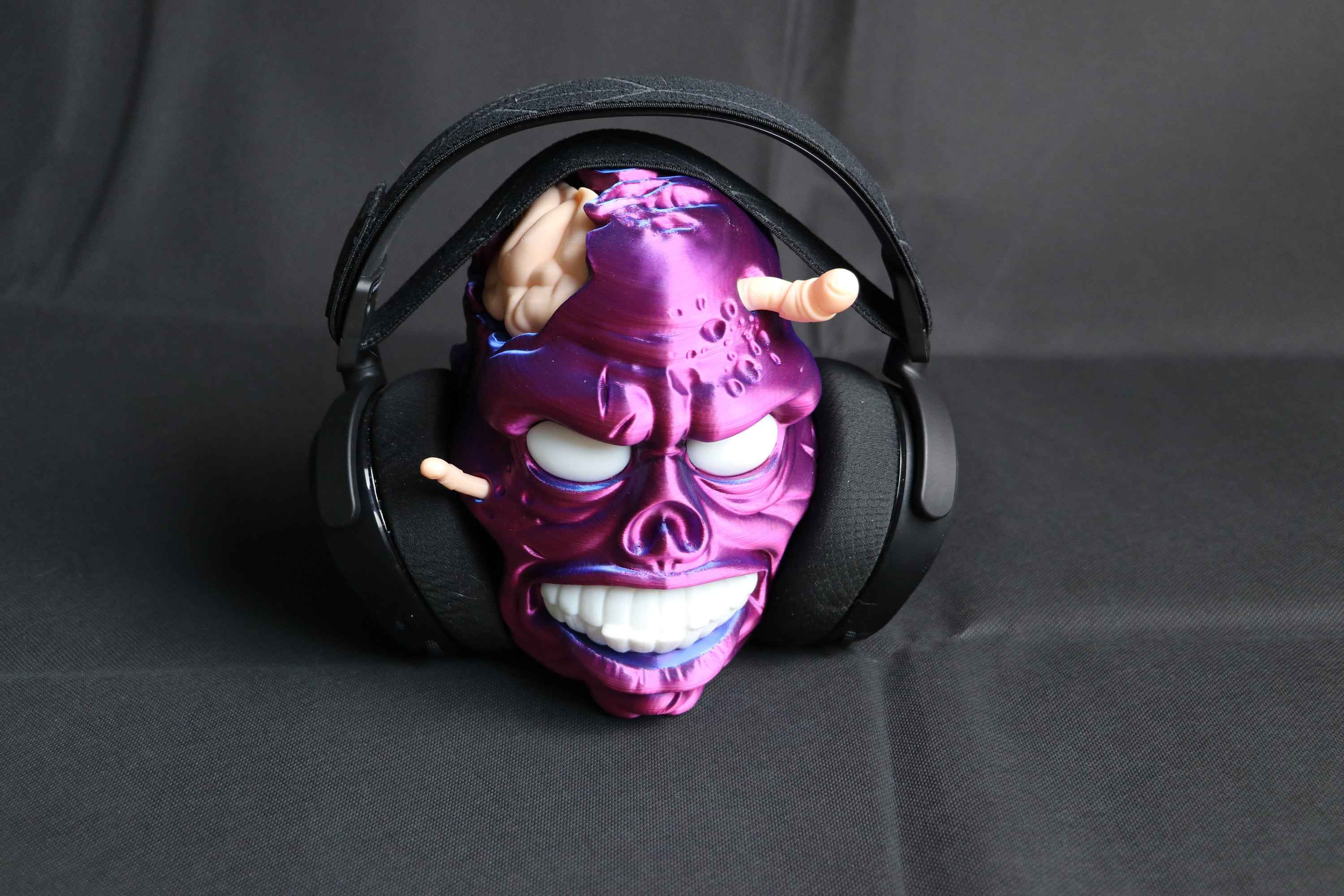 Zombiekopf als Kopfhörerhalter