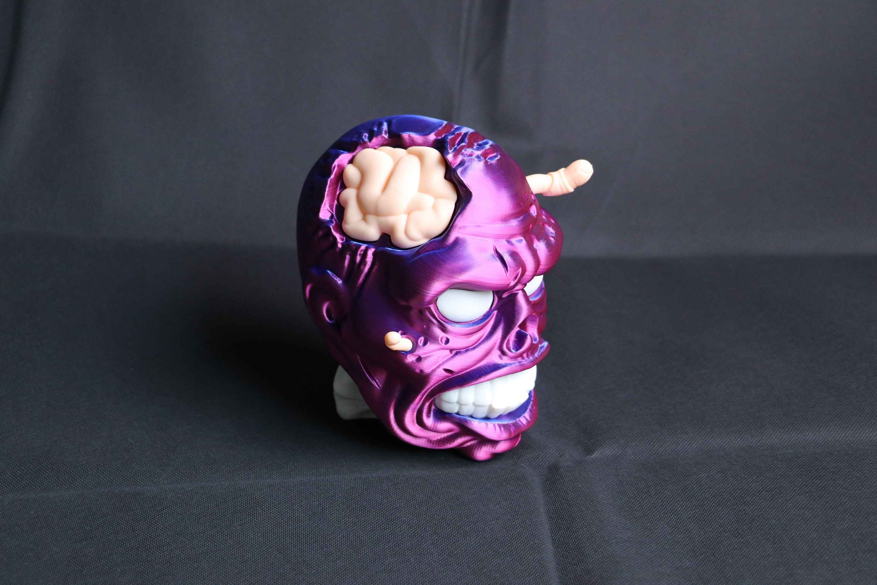 Zombiekopf als Kopfhörerhalter